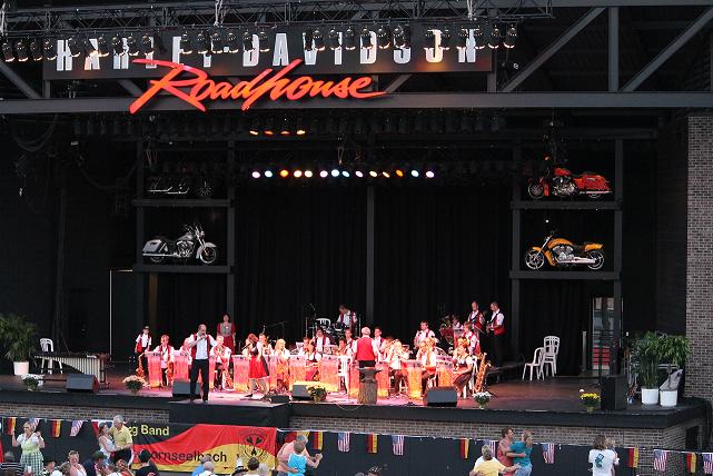 Das war schon was - ein toller Platz zum Musizieren, die Harley Davidson Stage in Milwaukee