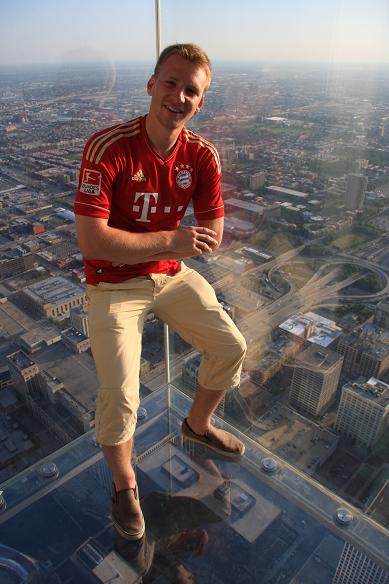Marcel im Willis Tower in über 400m Höhe in einem Glaskasten